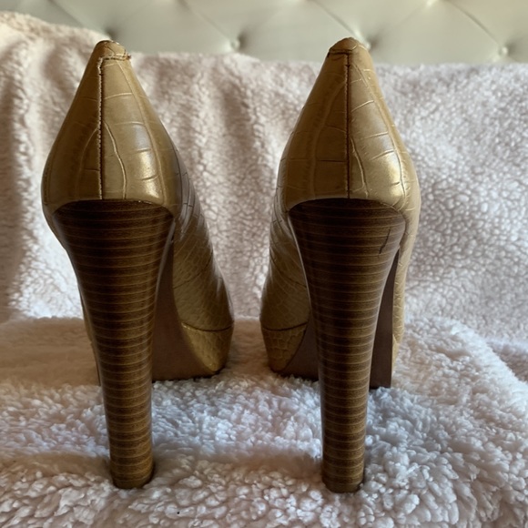 BCBGeneration/ Size 8 1/2/ Snake Pattern Cream BG Jodie Platform thick heel. - Picture 3 of 7